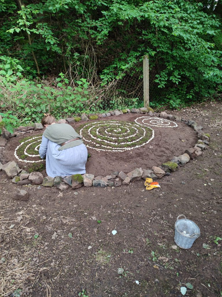 Natur, Frau beim anlegen eines Kraftplatzes in der Natur