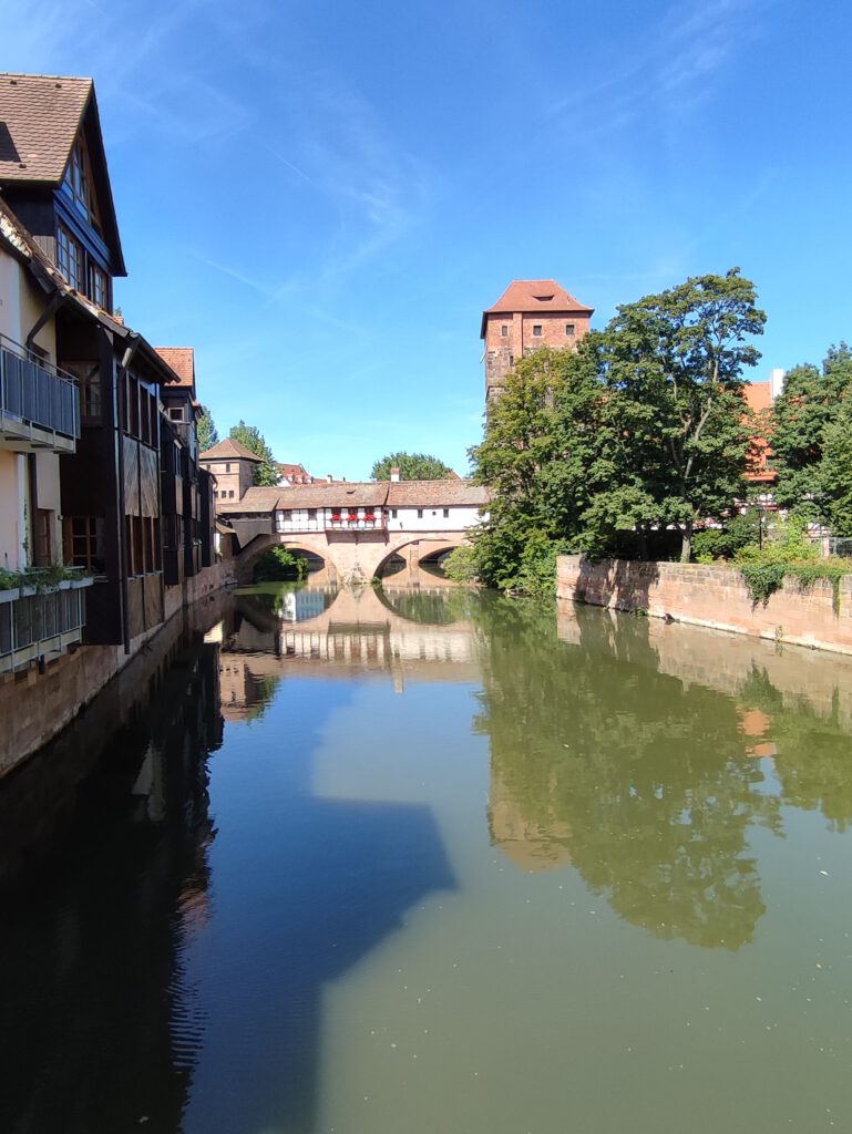 Fluss, blauer Himmel, Nürnberg