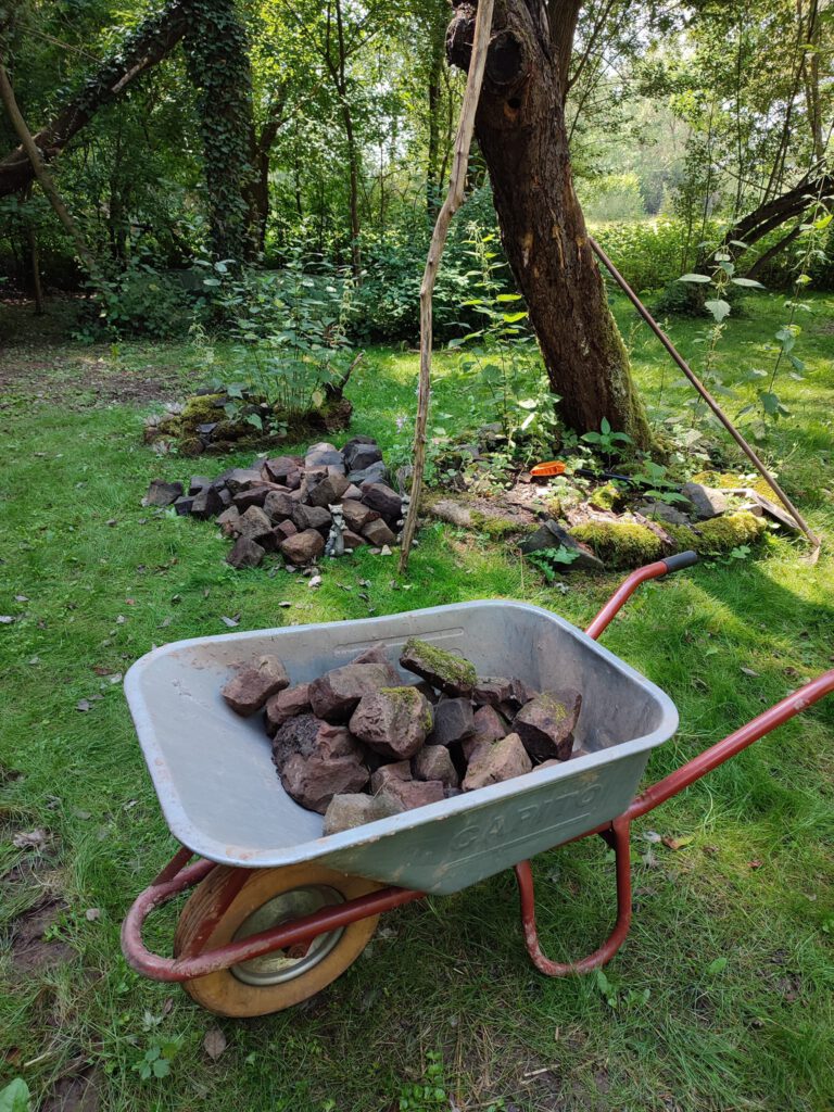 Natur, Schubkarre mit Basalt Steinen, Baum